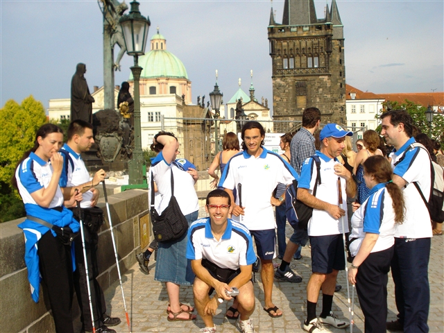 Il gruppo di azzurri in giro per Praga, su ponte Carlo.